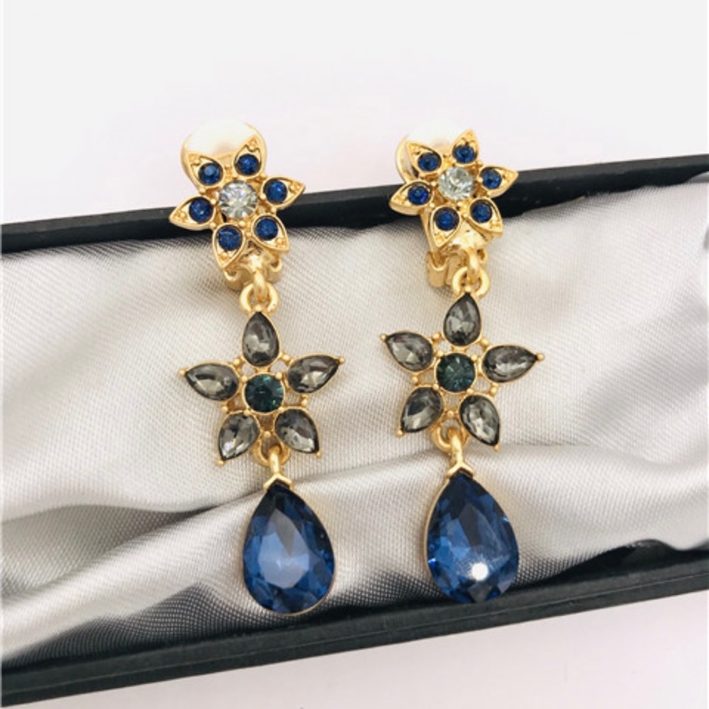 Oscar De la Renta navy crystal flower earrings - Picture 3 of 4